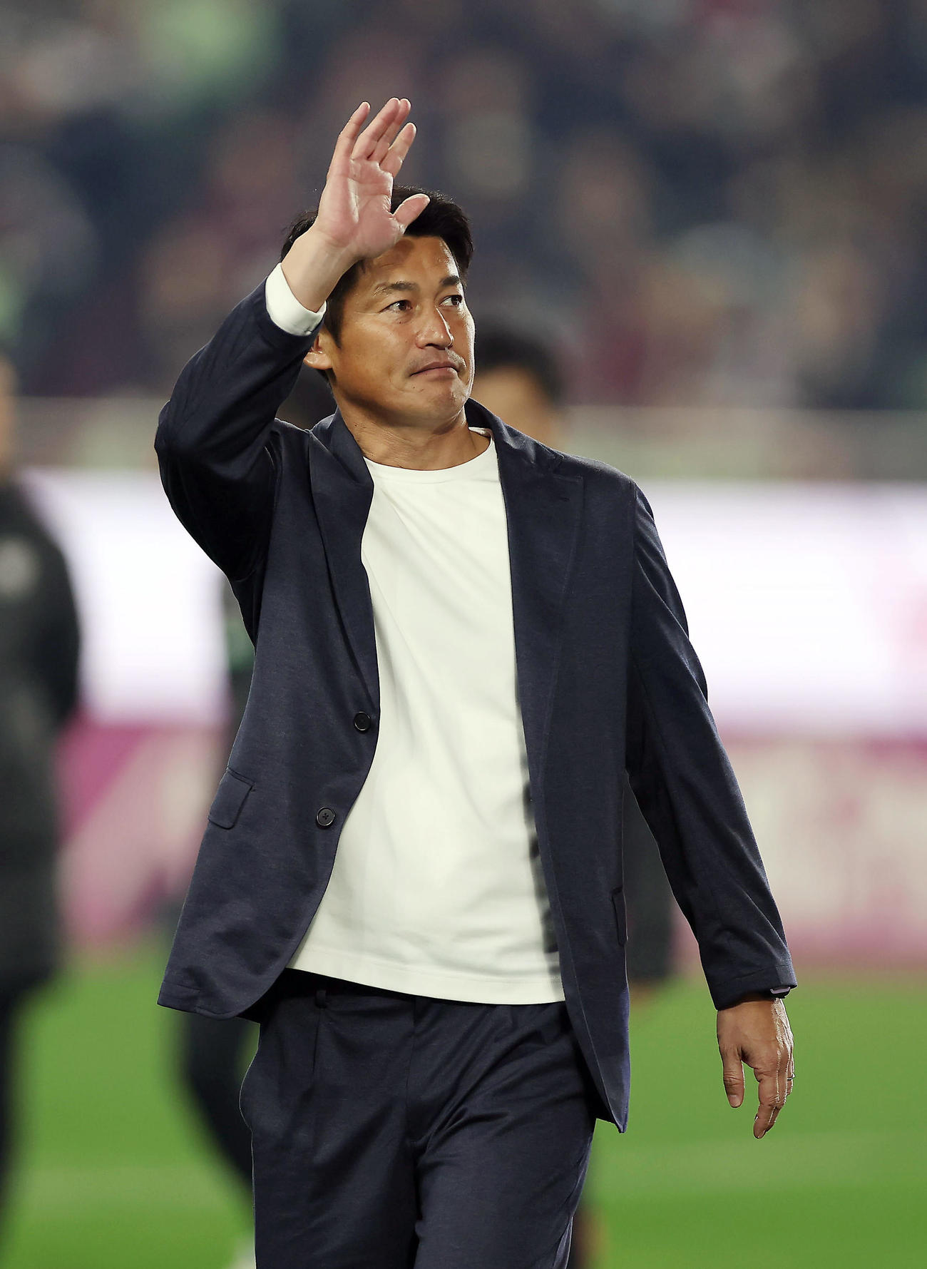 神戸対東京　試合後のセレモニーでサポーターに手を振る神戸吉田監督（撮影・前田充）