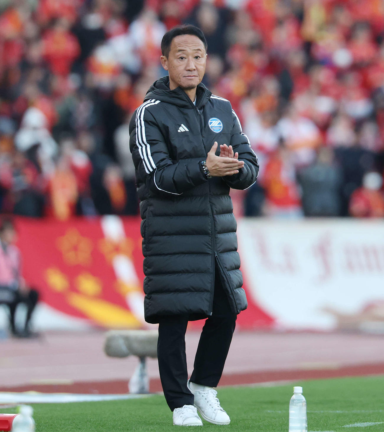 町田対名古屋　後半、手をたたく町田黒田監督（撮影・宮地輝）