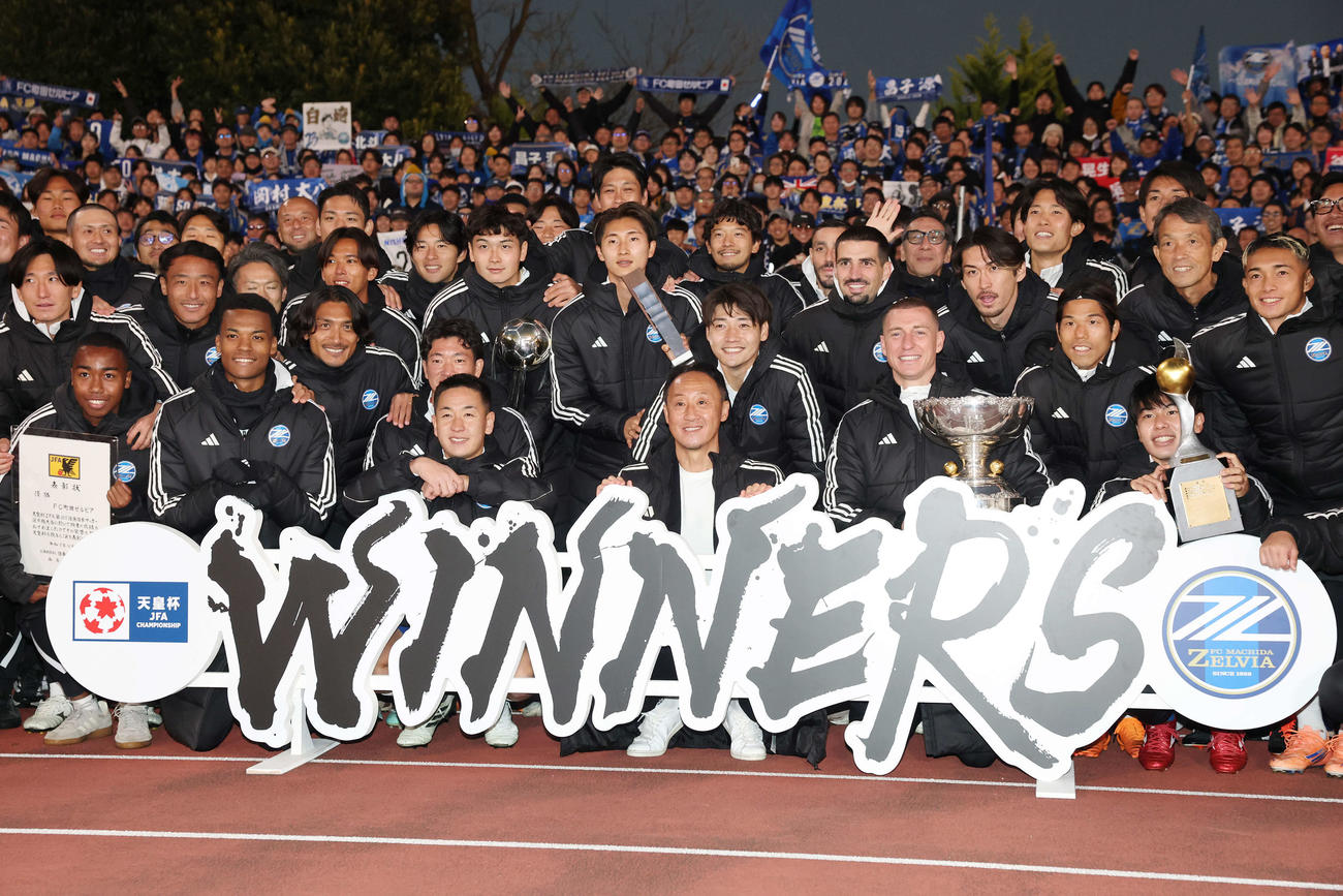 ホーム最終戦を勝利で終えサポーターと記念撮影する町田黒田監督（手前中央）と選手たち（撮影・宮地輝）