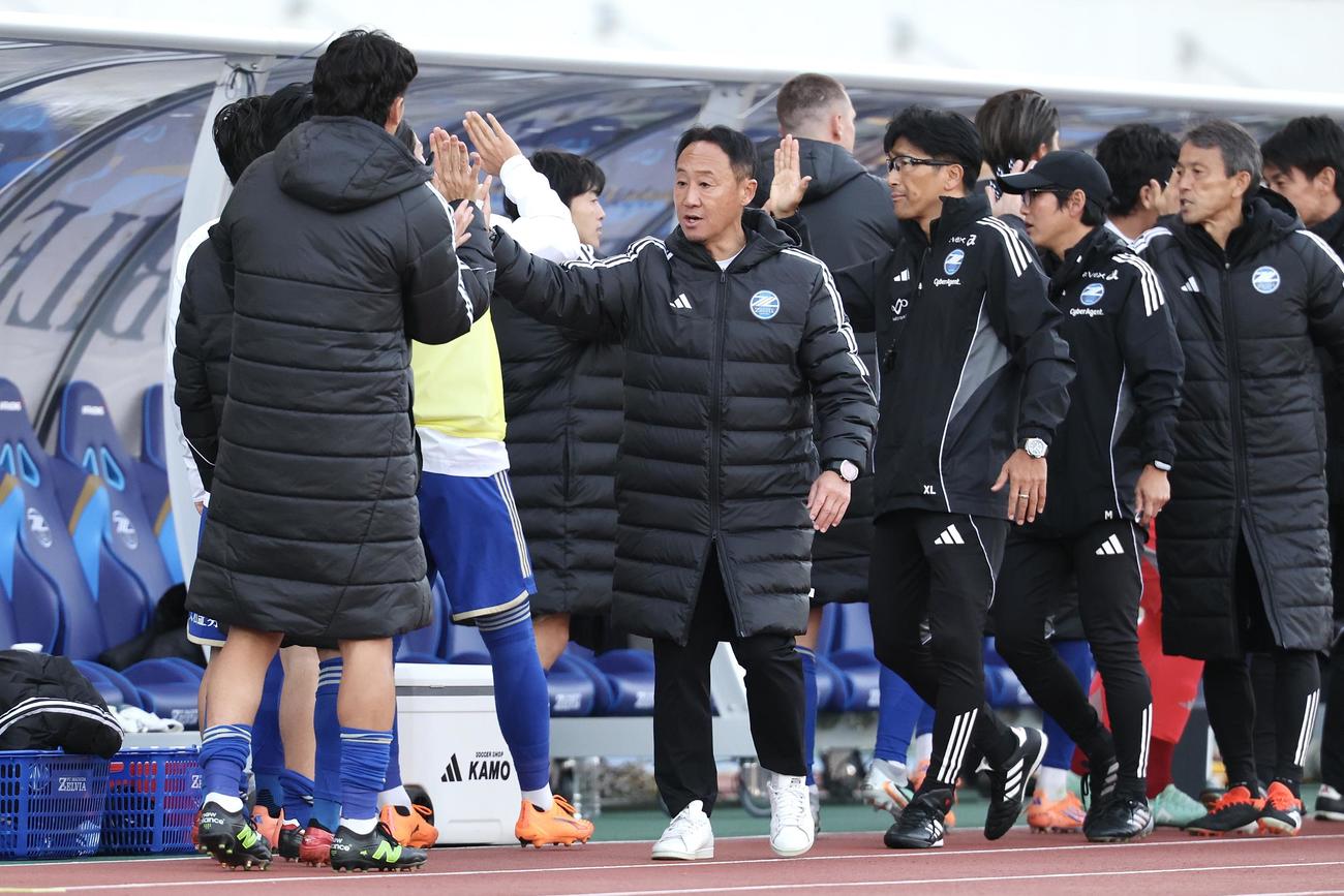 町田対名古屋　勝利のタッチを交わす町田黒田監督（撮影・宮地輝）