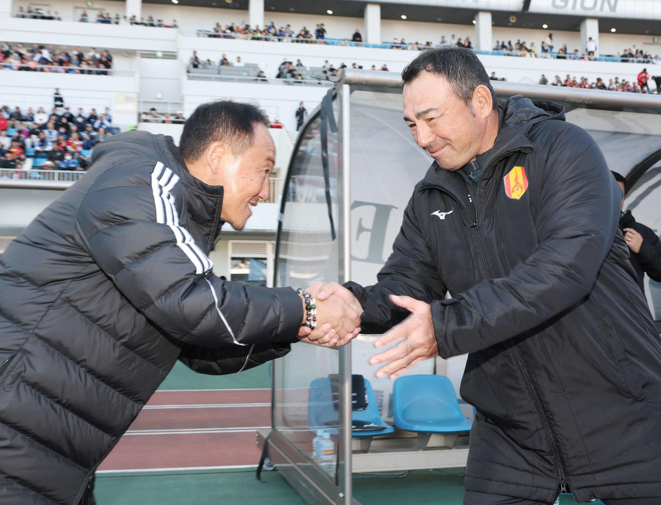 町田対名古屋　試合前、握手を交わす町田黒田監督（左）と名古屋長谷川監督（撮影・宮地輝）