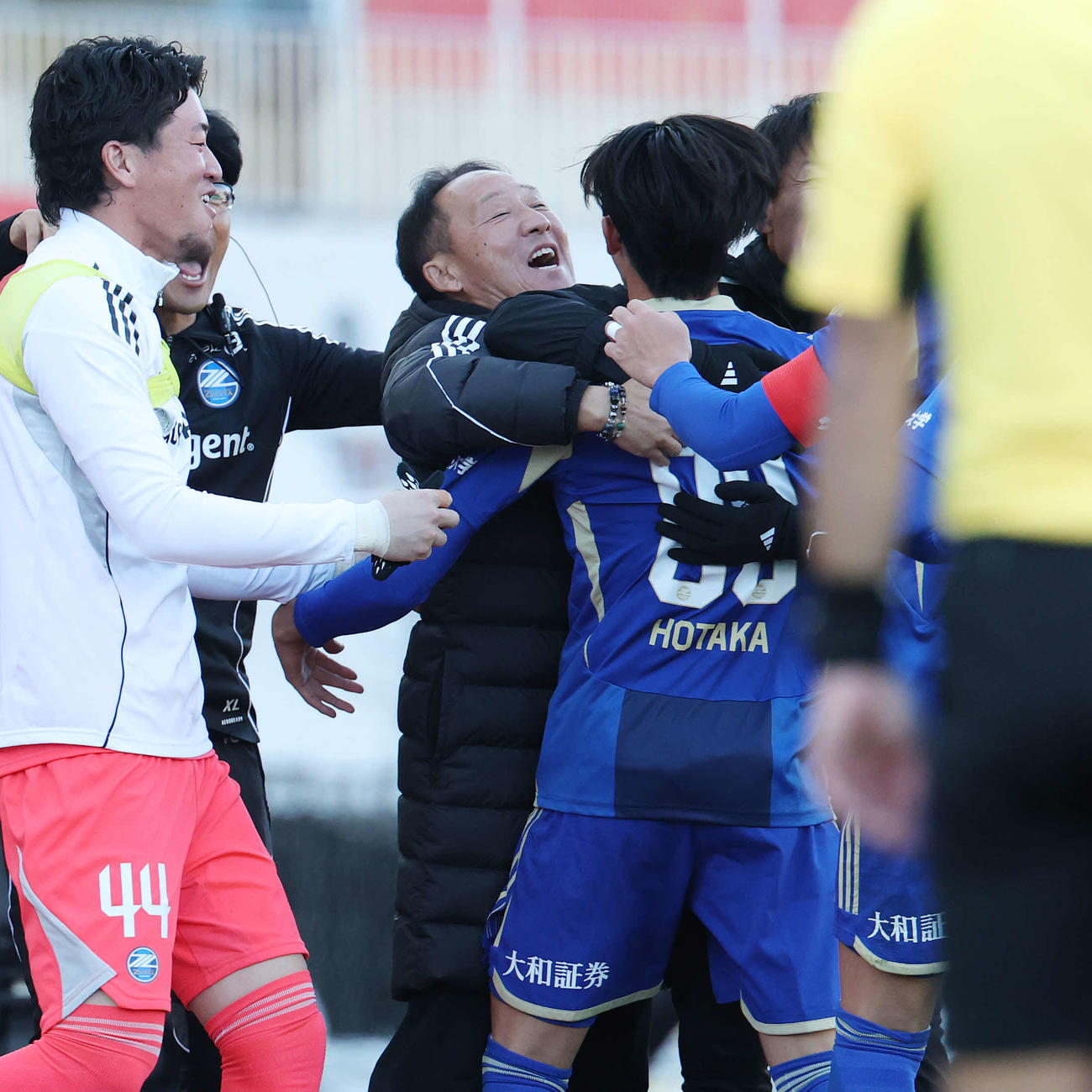 町田対名古屋　後半、ゴールを決めた町田中村（手前）と喜ぶ黒田監督ら（撮影・宮地輝）