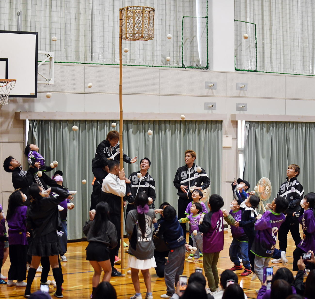 子どもたちと玉入れを行う藤枝の選手たち