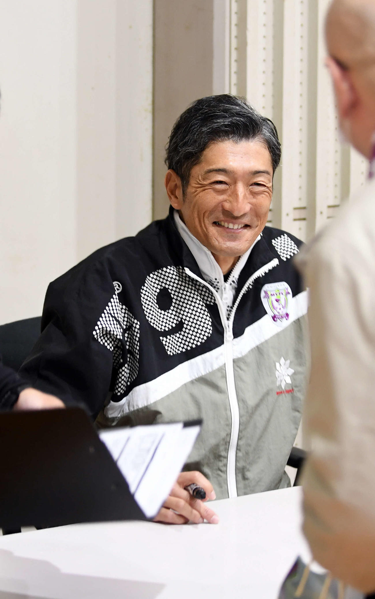 サイン会で笑顔を見せる藤枝須藤監督