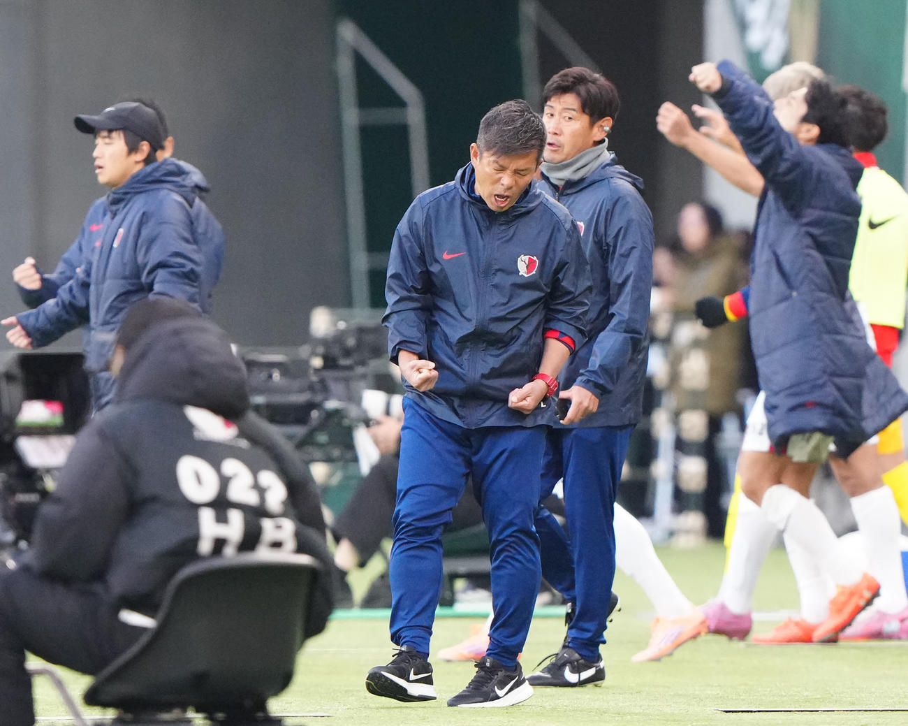 東京V対鹿島　試合終了のホイッスルを聞き、勝利を喜ぶ鹿島鬼木監督（中央）（撮影・江口和貴）