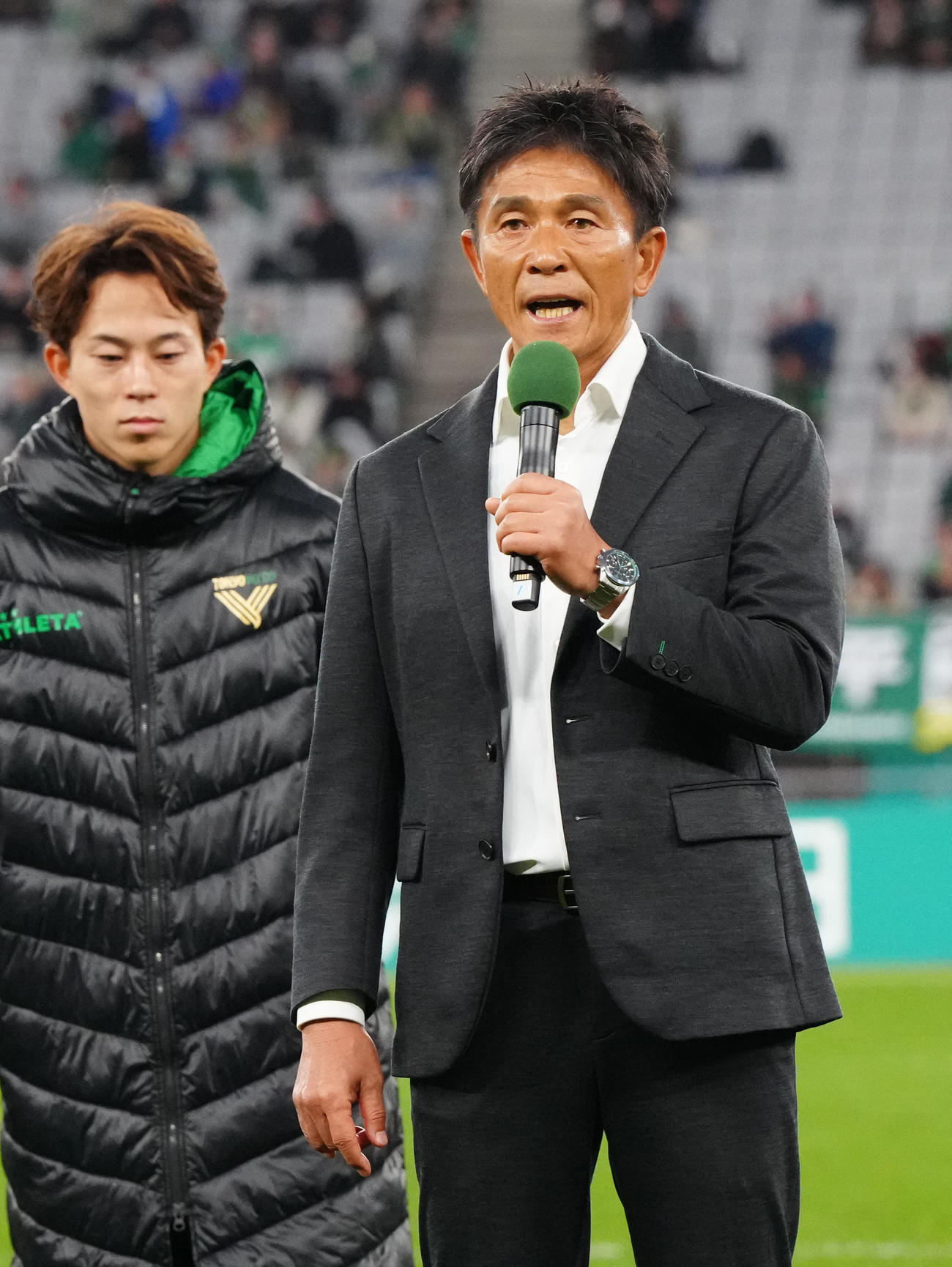 東京V対鹿島　試合後、ホーム最終戦セレモニーであいさつする東京V城福監督。左は森田（撮影・江口和貴）
