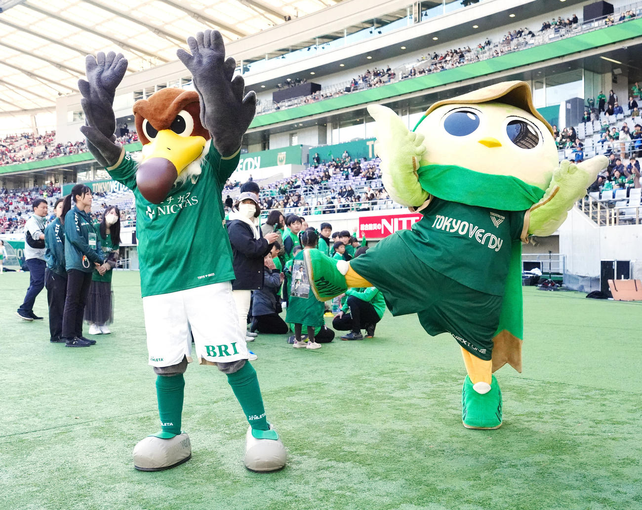 東京V対鹿島　試合前、グラウンドに登場した東京Vのメインマスコットのリヴェルン（右）と名誉マスコットのヴェルディ君（撮影・江口和貴）