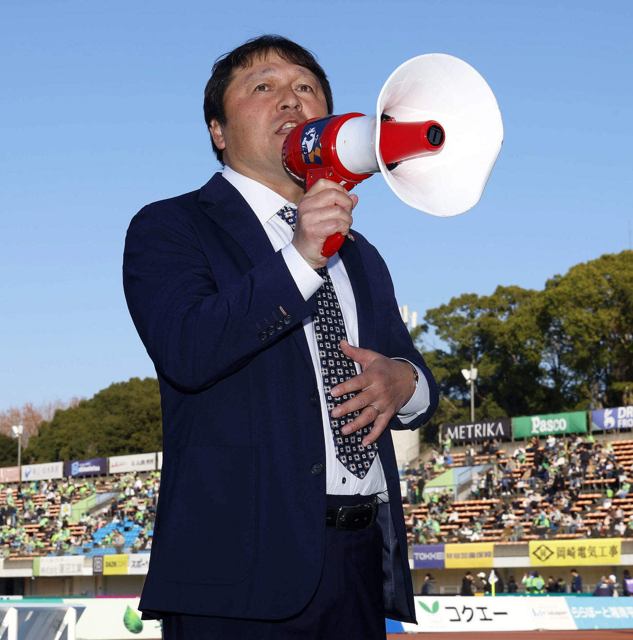 湘南対清水　試合前、サポーターの元を訪れ感謝を述べる、今シーズン限りでの退任が決まった清水秋葉監督（撮影・山本朝陽）
