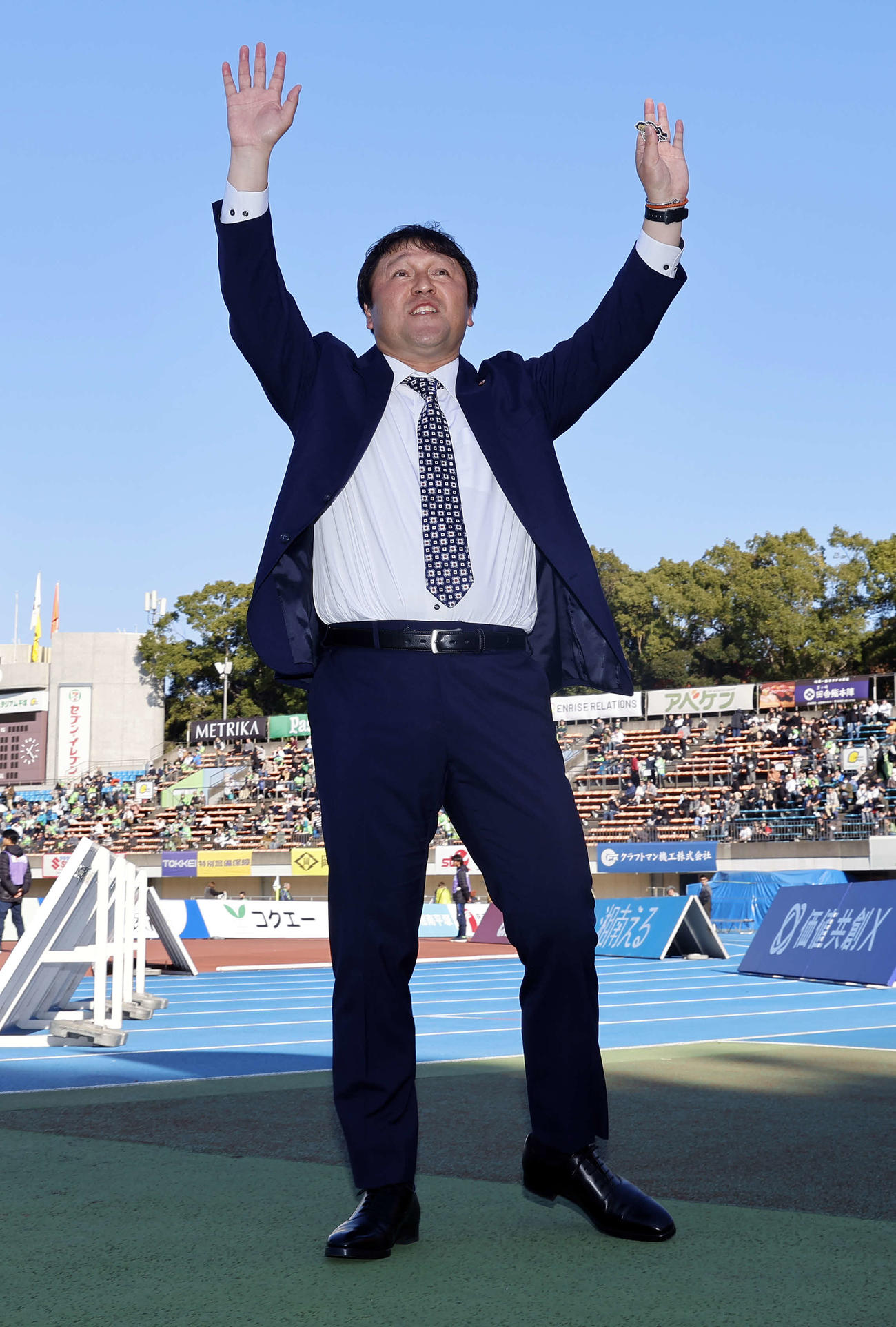湘南対清水　今シーズン限りでの退任が決まり、試合前にサポーターの元へあいさつに訪れた清水秋葉監督（撮影・山本朝陽）