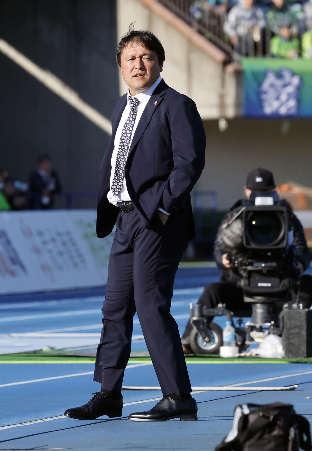 湘南対清水　前半、戦況を見つめる清水秋葉監督（撮影・山本朝陽）