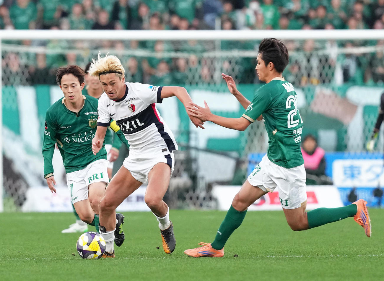 東京V対鹿島　後半、競り合う鹿島鈴木（中央）（撮影・足立雅史）