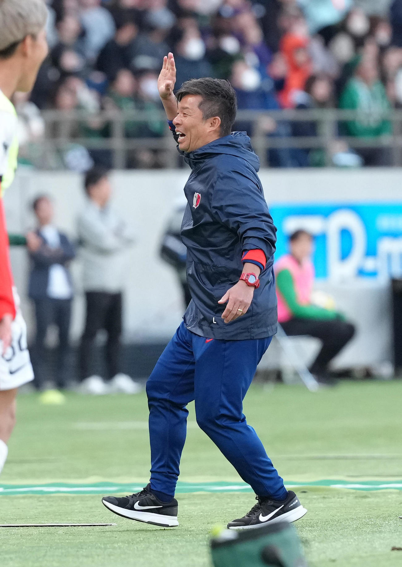 東京V対鹿島　後半、先制ゴールを喜ぶ鹿島鬼木監督（撮影・足立雅史）