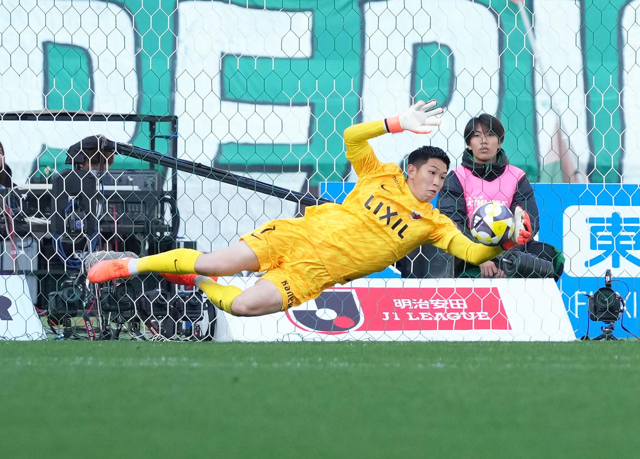 東京V対鹿島　前半、好セーブを見せる鹿島GK早川（撮影・足立雅史）