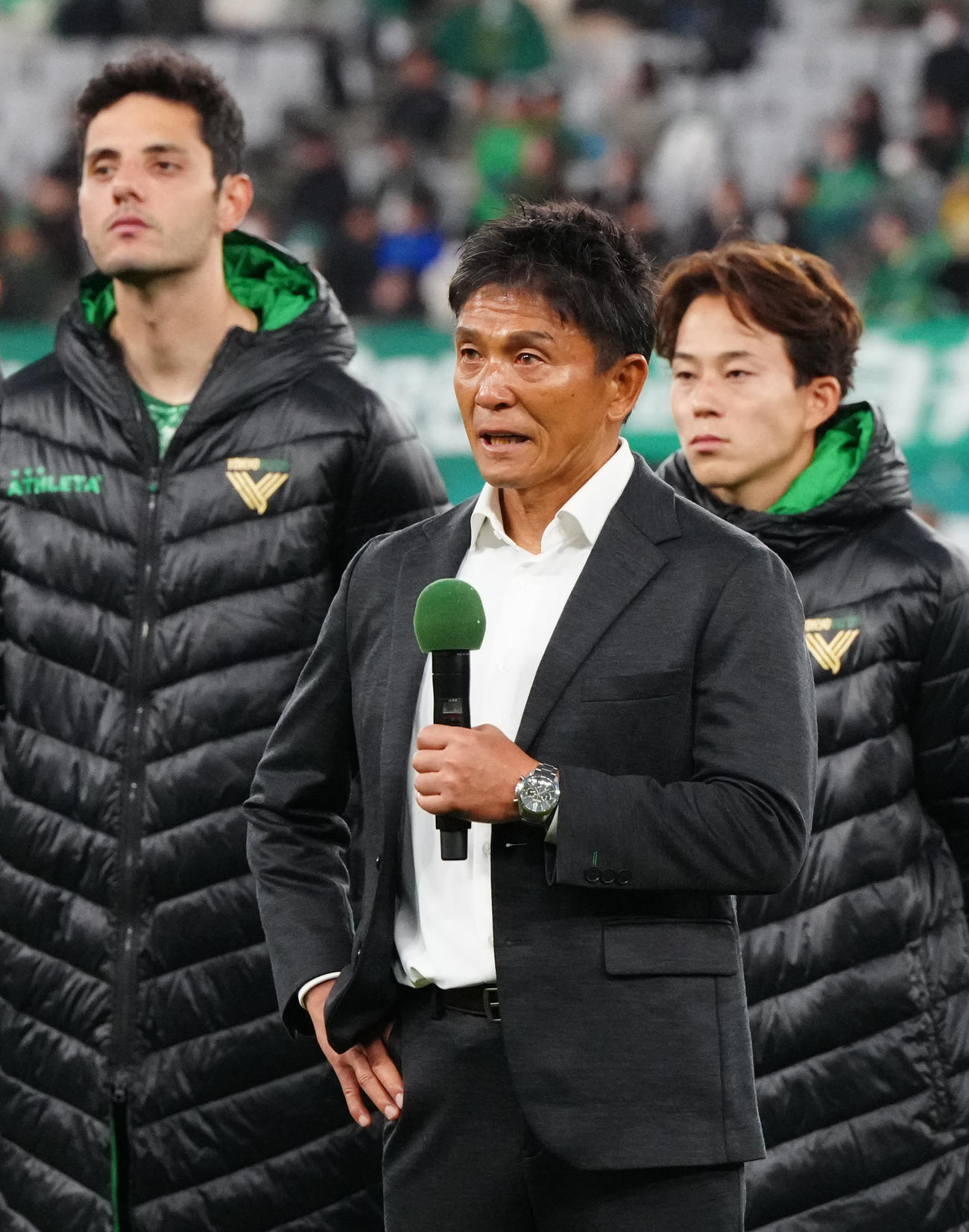 東京V対鹿島　試合後、ホーム最終戦セレモニーであいさつする東京V城福監督（中央）。右は森田、左はGKマテウス（撮影・江口和貴）