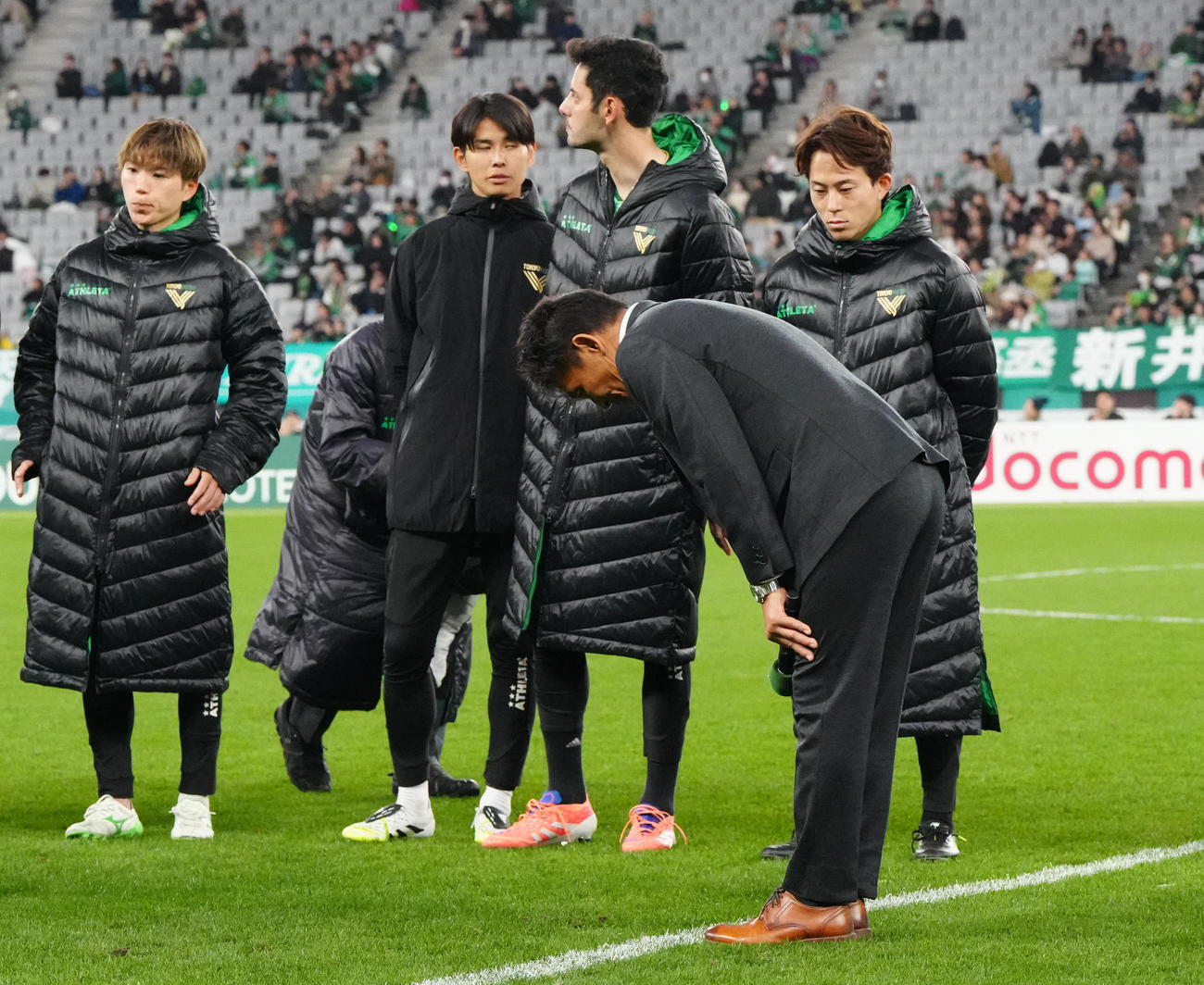 東京V対鹿島　試合後、ホーム最終戦セレモニーでサポーターに頭を下げる東京V城福監督（手前）（撮影・江口和貴）