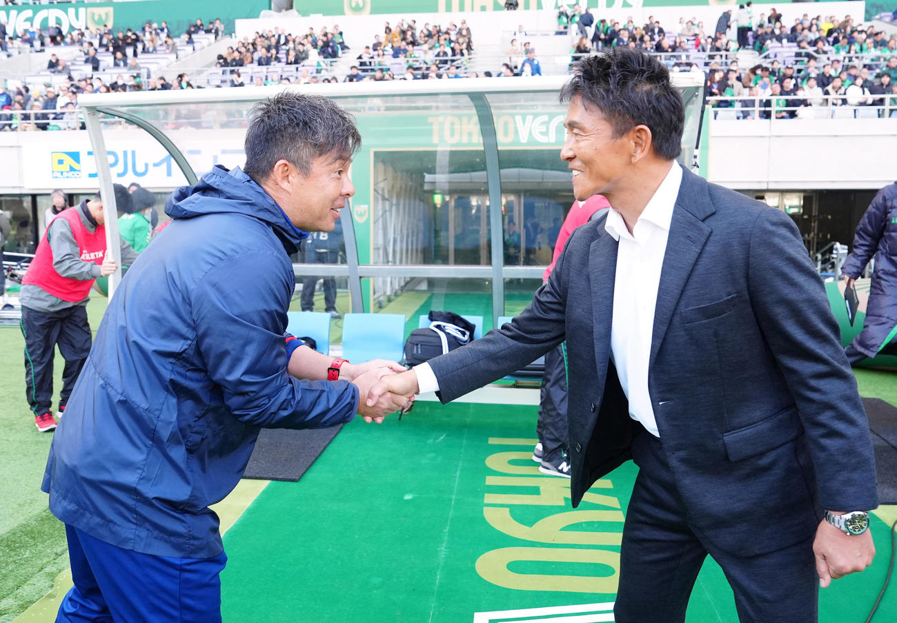 東京V対鹿島　試合前、握手を交わす東京V城福監督（右）と鹿島鬼木監督（撮影・江口和貴）