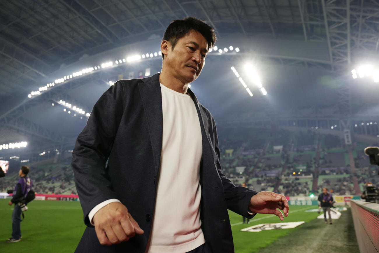 神戸対東京　今季限りで退任することを発表し、スタンドのサポーターへのあいさつに向かう神戸吉田監督（撮影・前田充）
