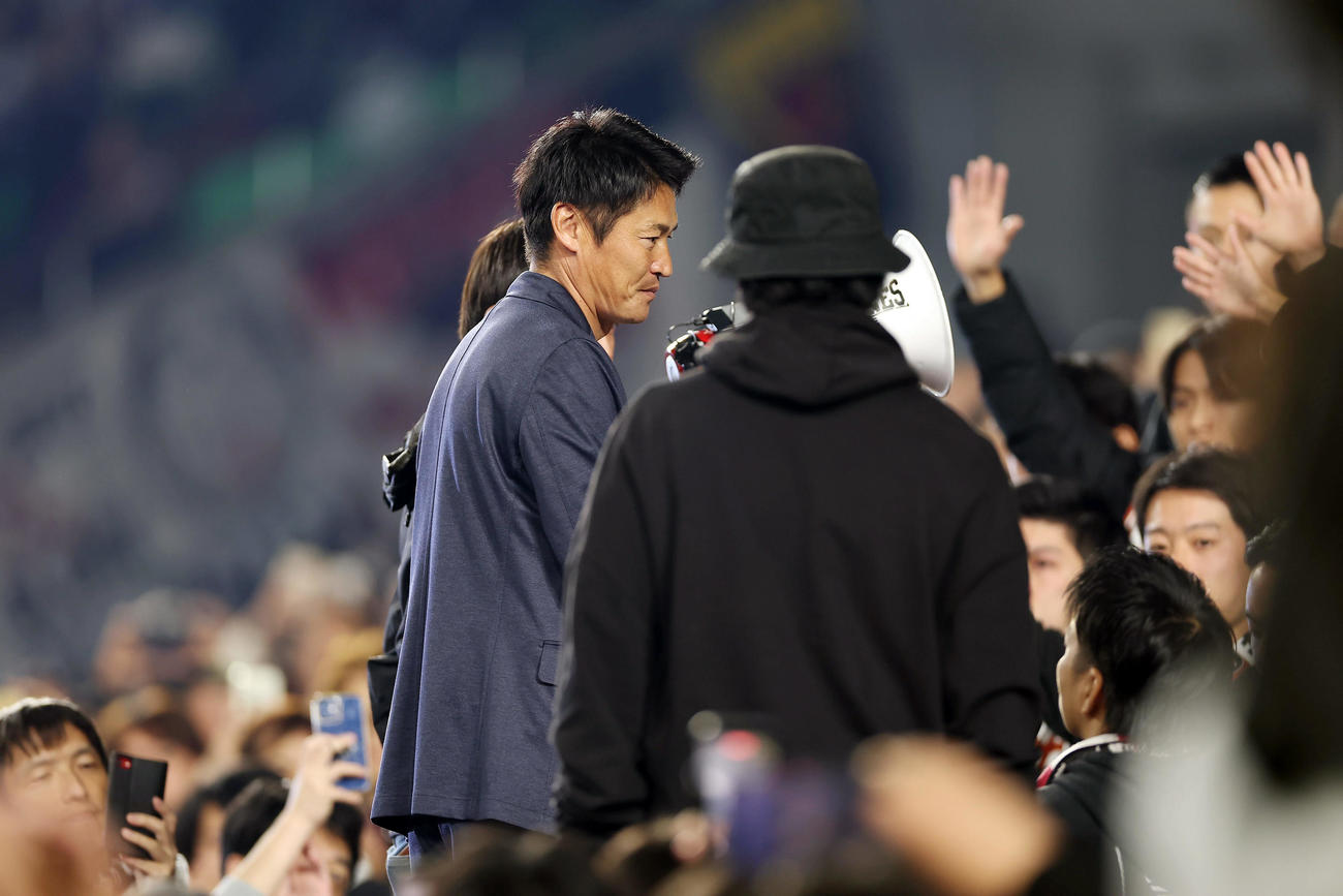 神戸対東京　今季限りで退任することを発表し、スタンドのサポーターにあいさつする神戸吉田監督（撮影・前田充）