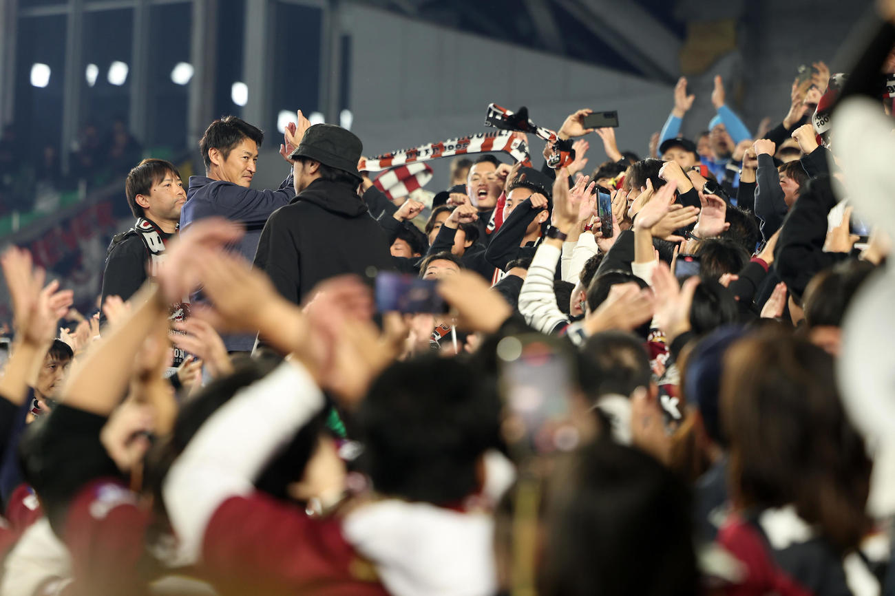 神戸対東京　今季限りで退任することを発表し、スタンドのサポーターにあいさつする神戸吉田監督（左から2人目）（撮影・前田充）