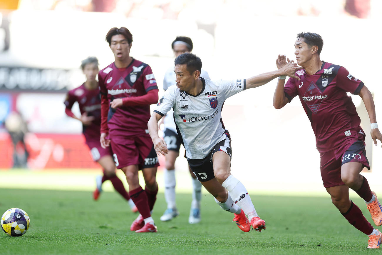 神戸対東京　前半、競り合う東京長友（中央）と神戸武藤（右）（撮影・前田充）