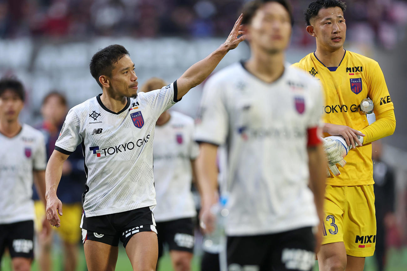 神戸対東京　試合後、ファンに手を振る東京長友（左）（撮影・前田充）