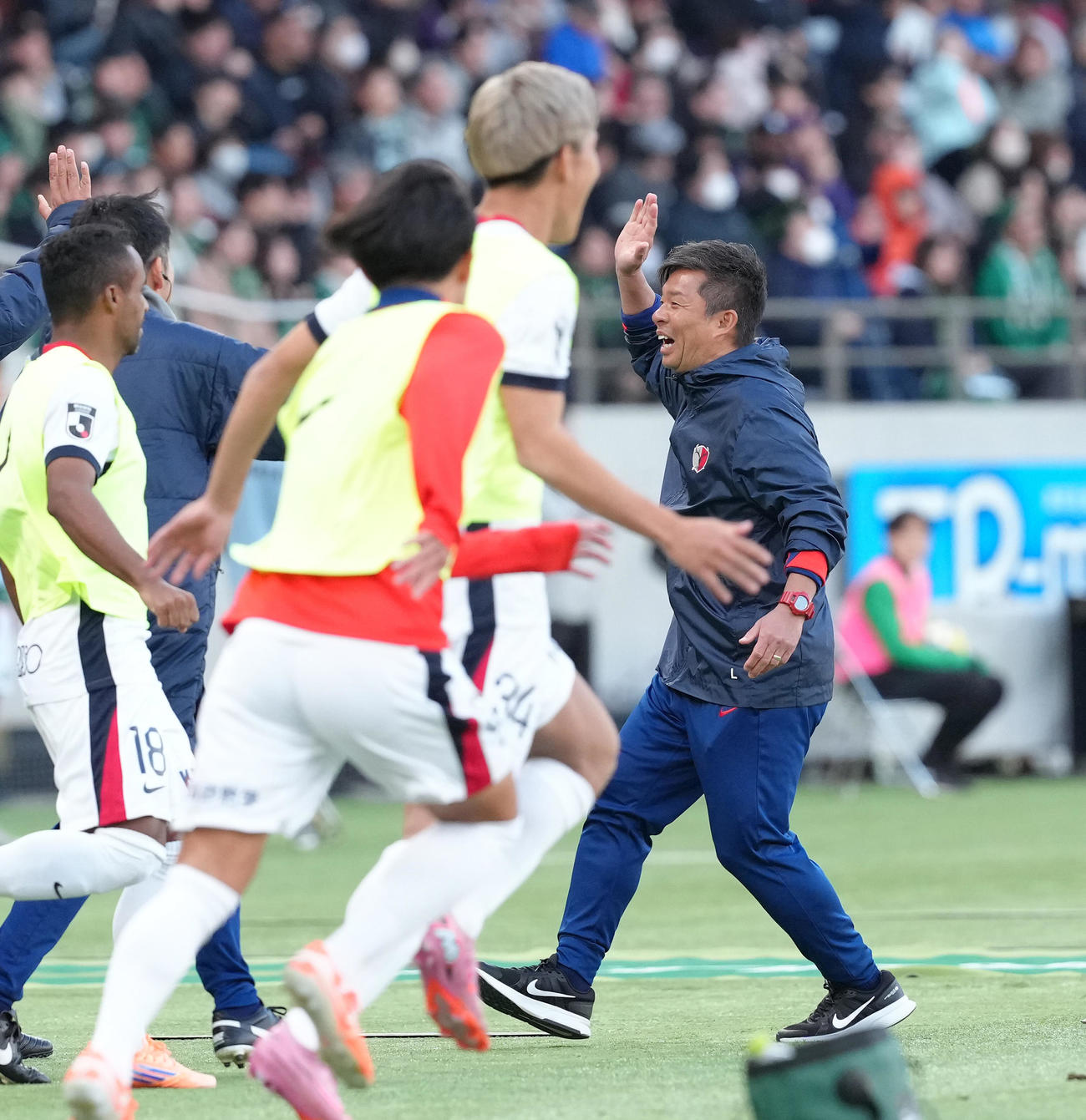 東京V対鹿島　後半、先制ゴールに笑顔を見せる鹿島鬼木監督（右）（撮影・足立雅史）