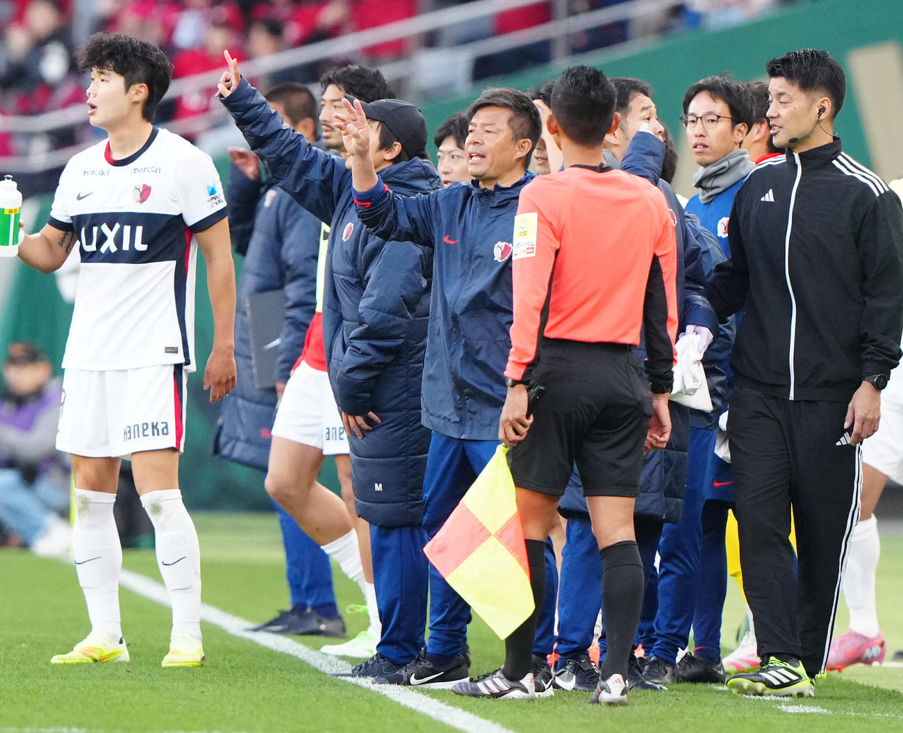 東京V対鹿島　後半、鹿島松村が先制ゴールを決め、指示を出す鬼木監督（中央）（撮影・江口和貴）