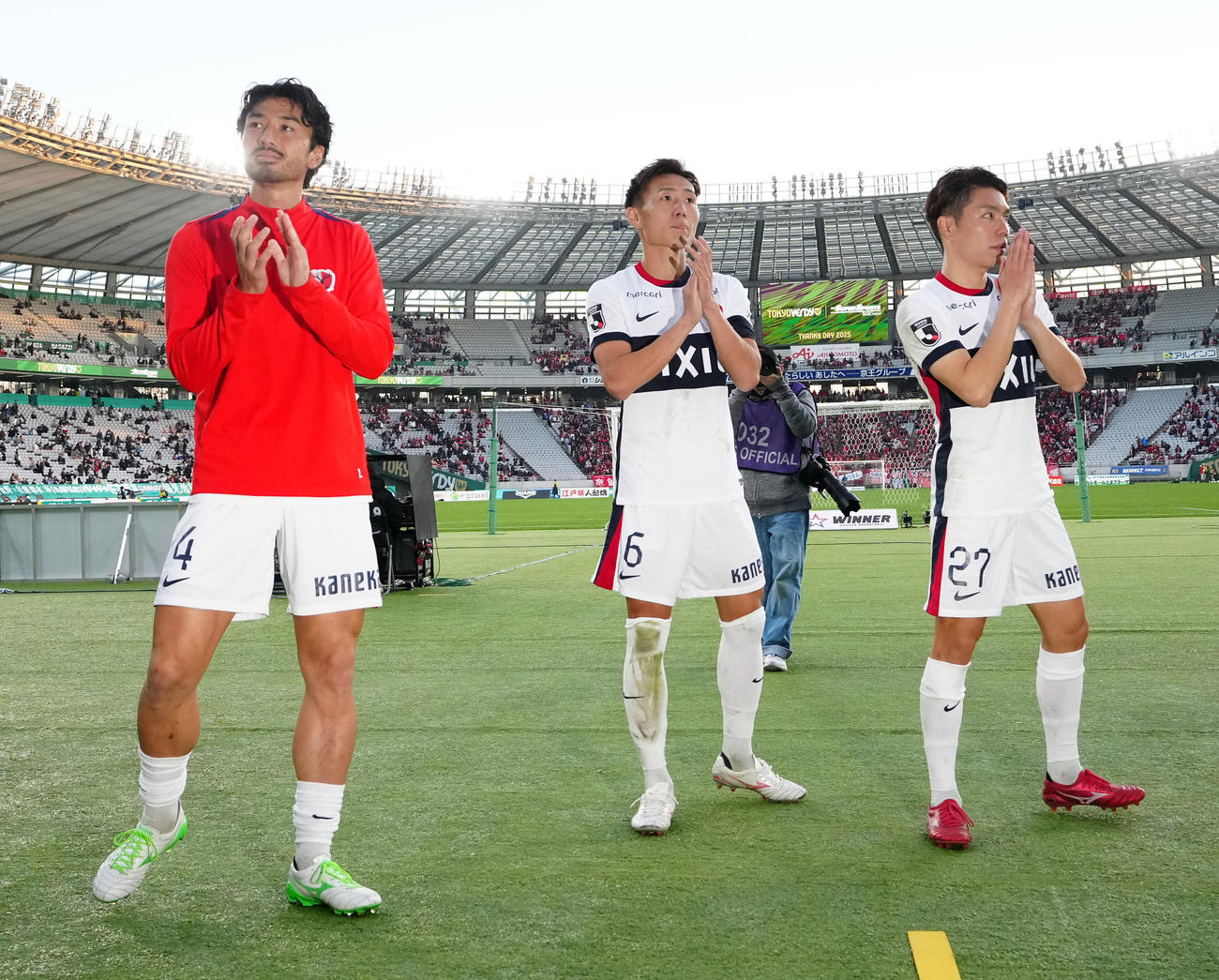 東京V対鹿島　試合後、東京Vサポーターにあいさつする鹿島の選手たち。左から千田、三竿、松村（撮影・江口和貴）