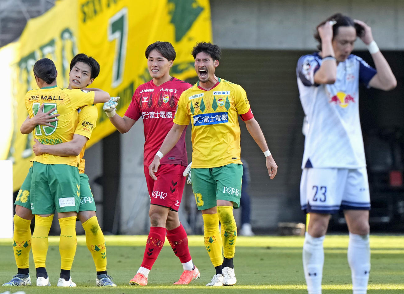 千葉対大宮　大宮に逆転勝ちし決勝進出を決め、喜ぶ鈴木大（右から2人目）ら千葉イレブン（共同）