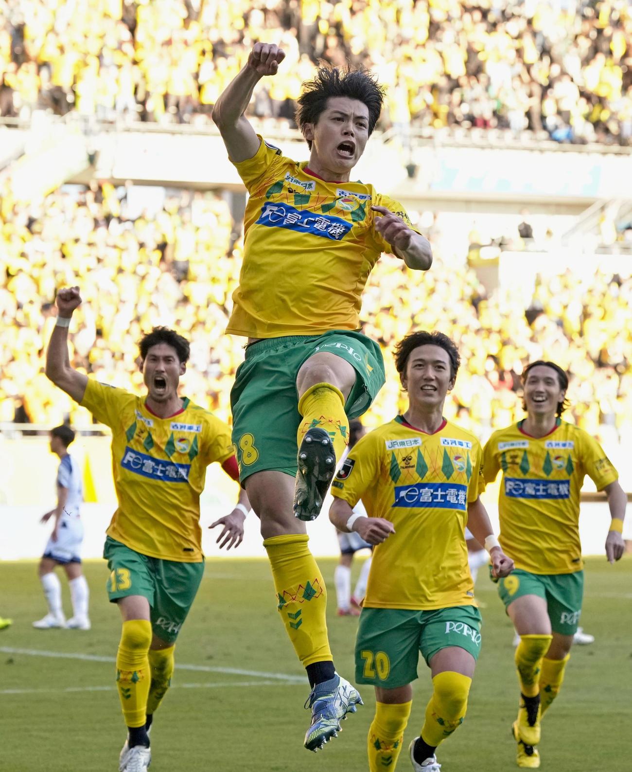 千葉対大宮　後半、決勝ゴールを決め、大喜びの千葉・河野（手前）（共同）