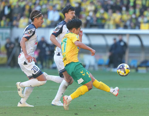千葉対大宮　後半、同点ゴールを決める千葉姫野（右）（撮影・足立雅史）
