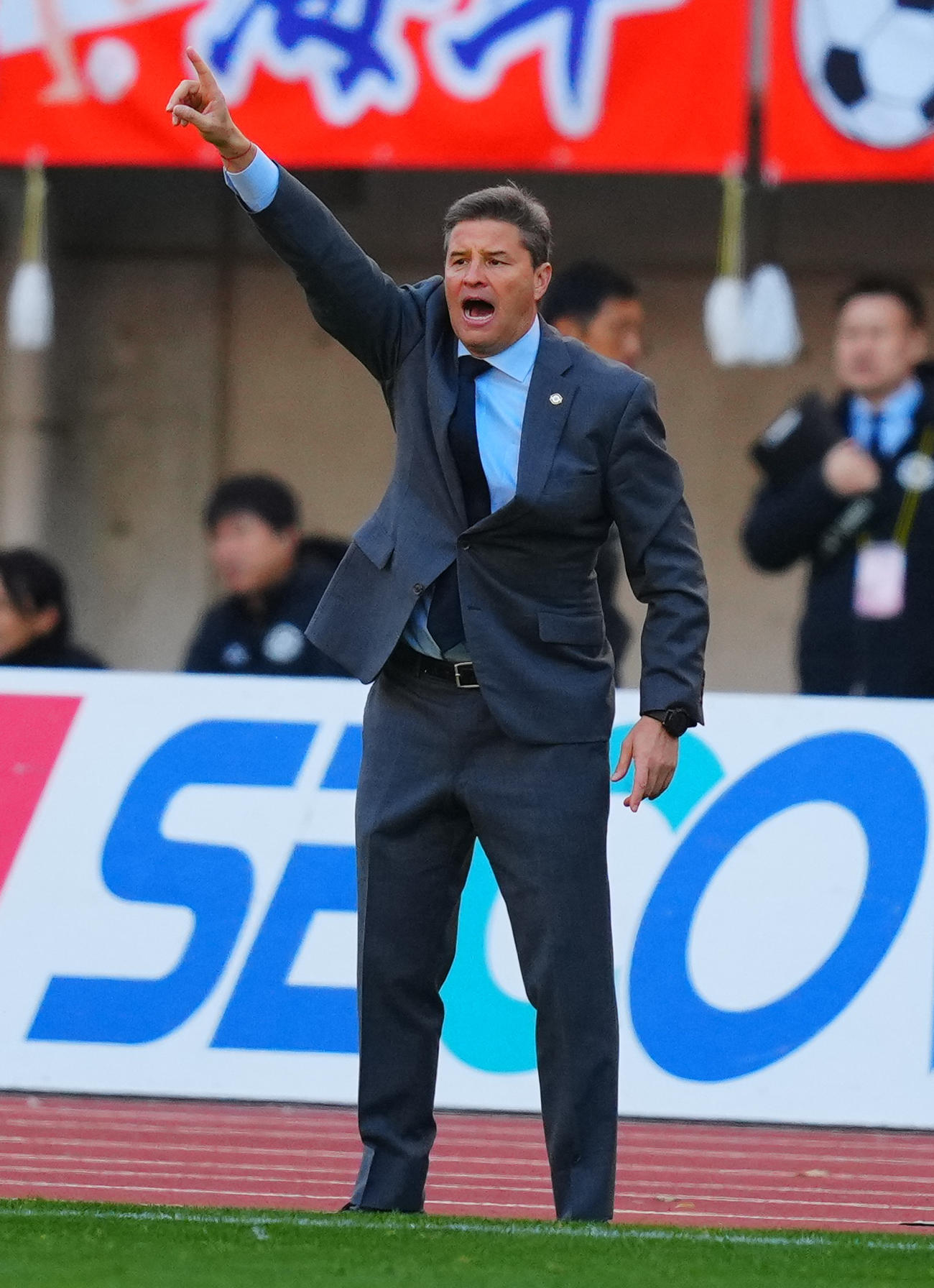 新潟対柏　前半、指示を出す柏ロドリゲス監督（撮影・垰建太）