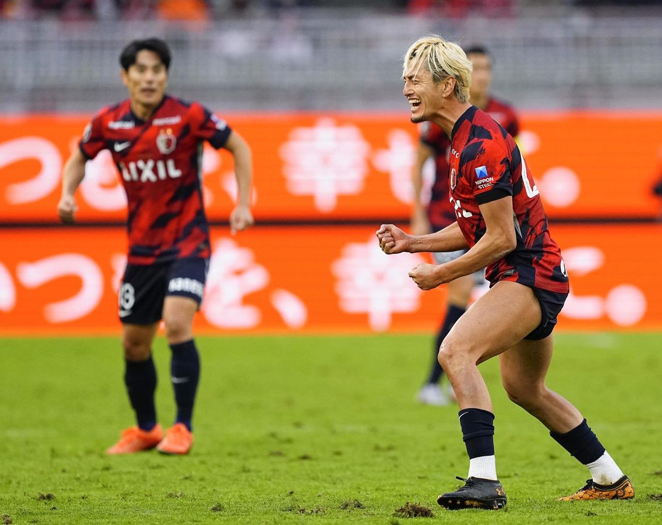 横浜Mを破り9年ぶり9度目の優勝を果たし、大喜びの鹿島・鈴木（右）＝メルスタ(共同)