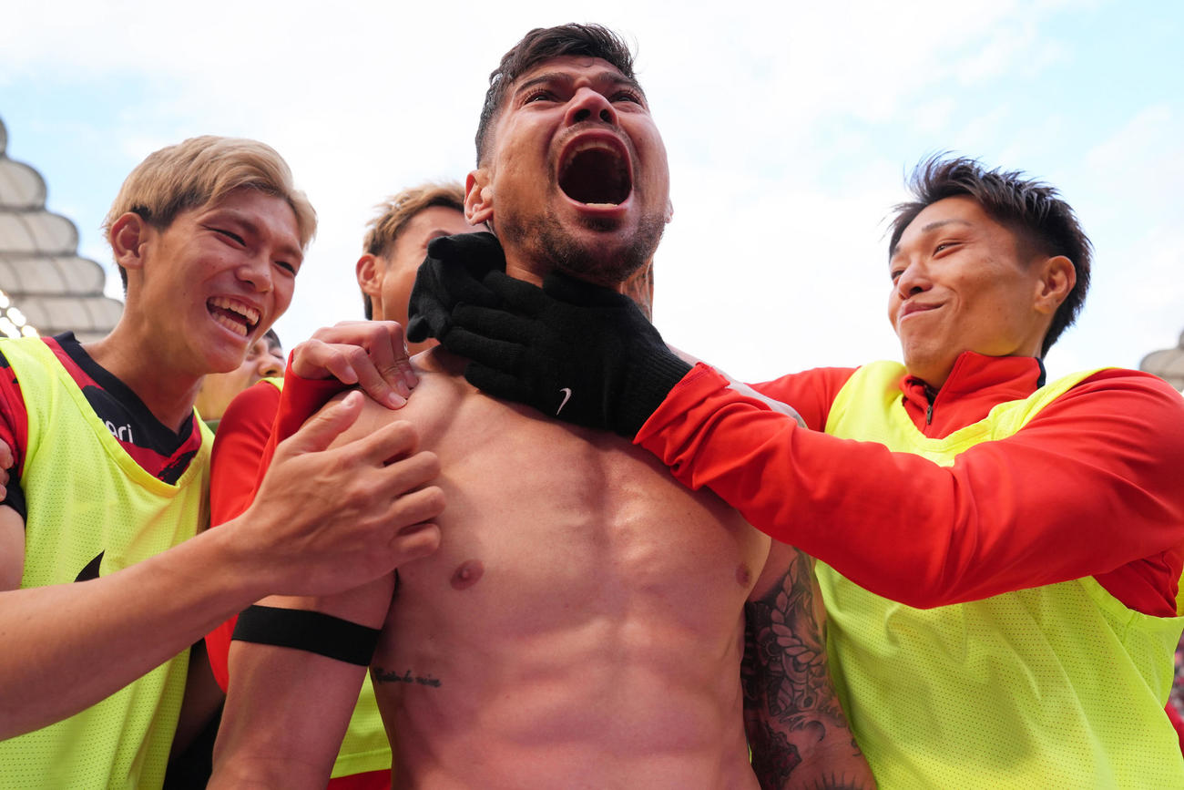 鹿島対横浜　後半、追加点を奪い喜ぶ鹿島レオセアラ（中央）（撮影・足立雅史）