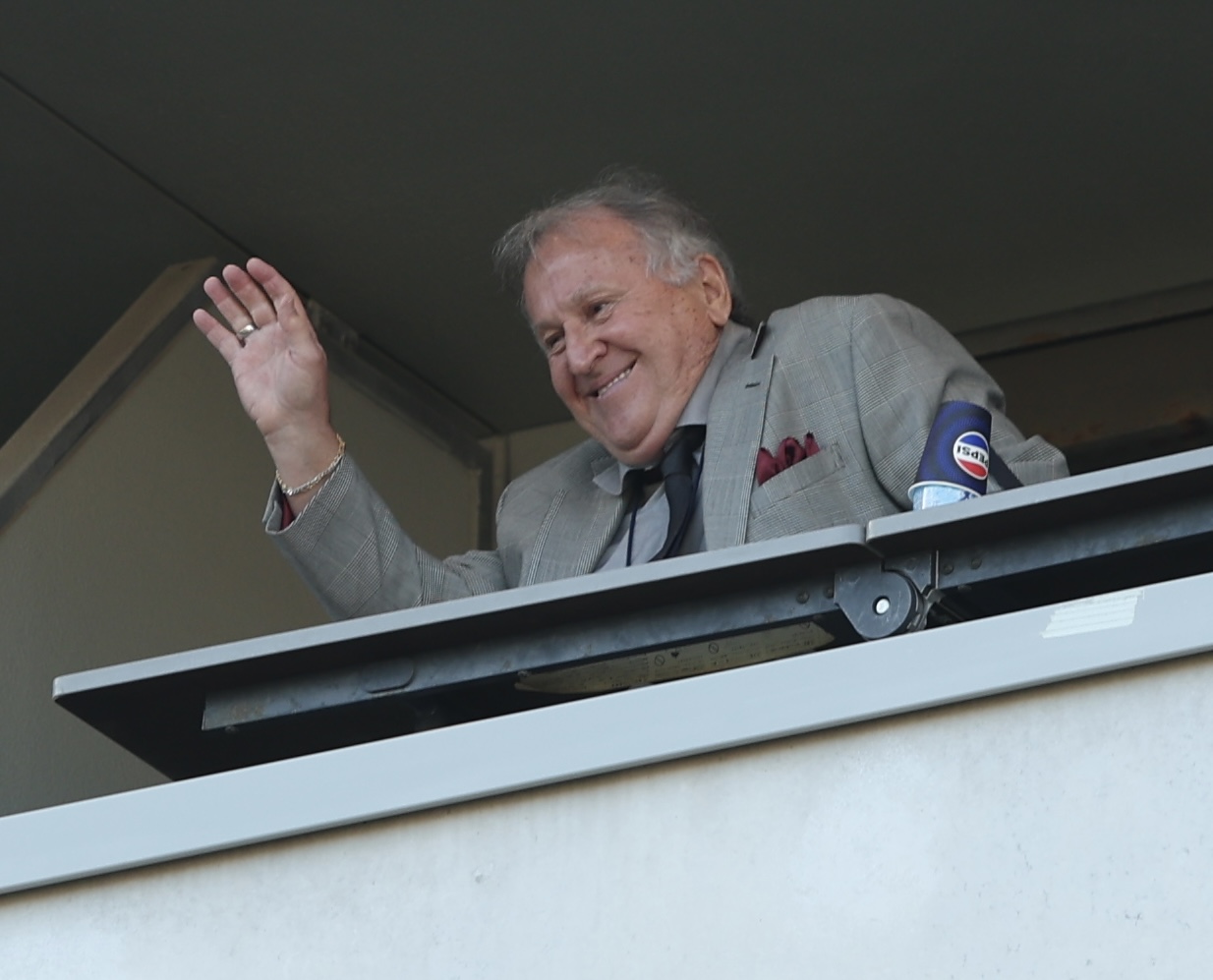 鹿島対横浜　開始前、観客席に手を振り応えるジーコ氏（撮影・河田真司）