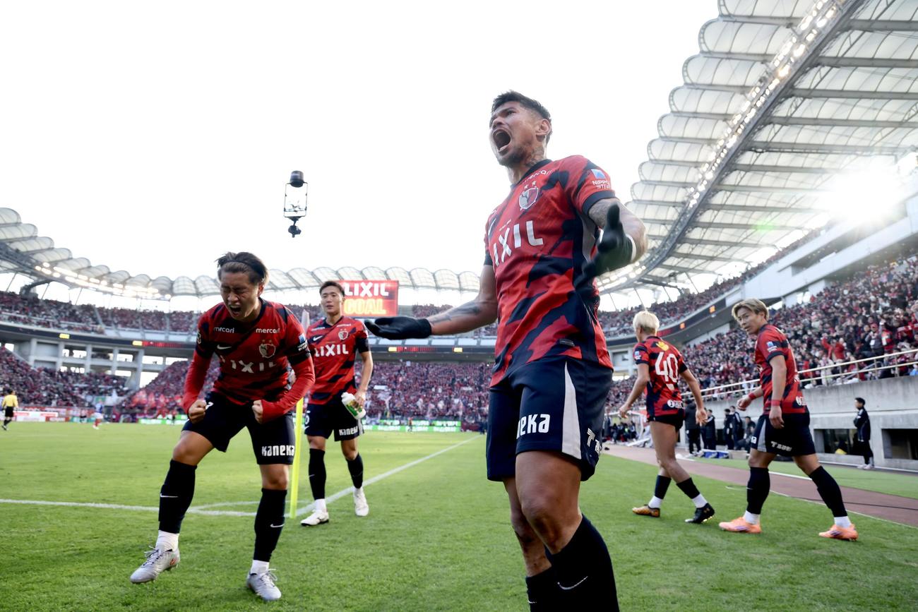 鹿島対横浜　前半、先制ゴールを決め雄たけびを上げる鹿島レオセアラ（手前中央）（撮影・河田真司）