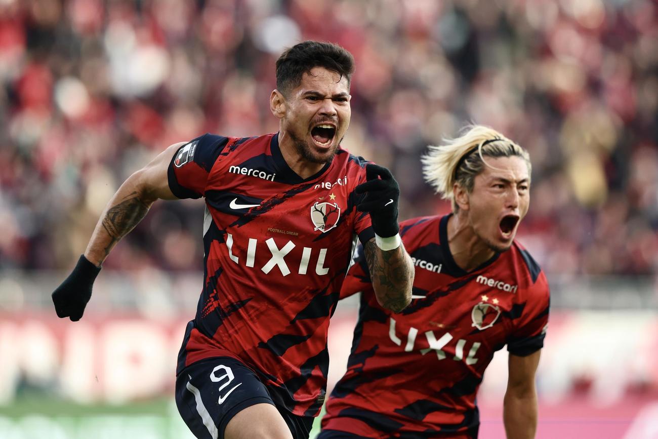 鹿島対横浜　前半、先制ゴールを決める鹿島レオセアラ（左）（撮影・河田真司）