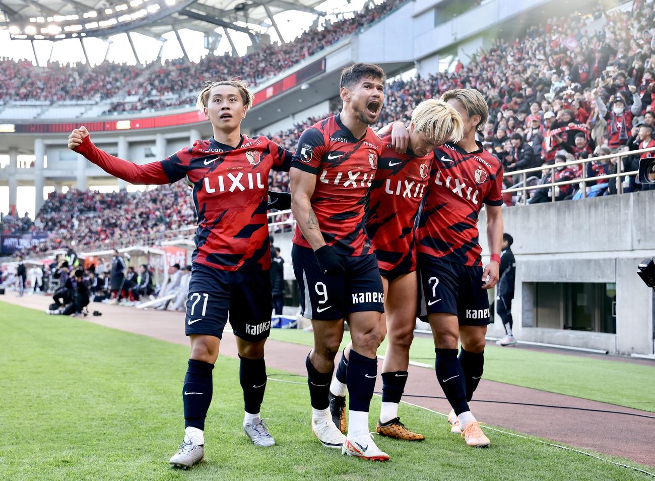 鹿島対横浜　前半、先制ゴールを決め仲間に迎えられる鹿島レオセアラ（左から2人目）（撮影・河田真司）