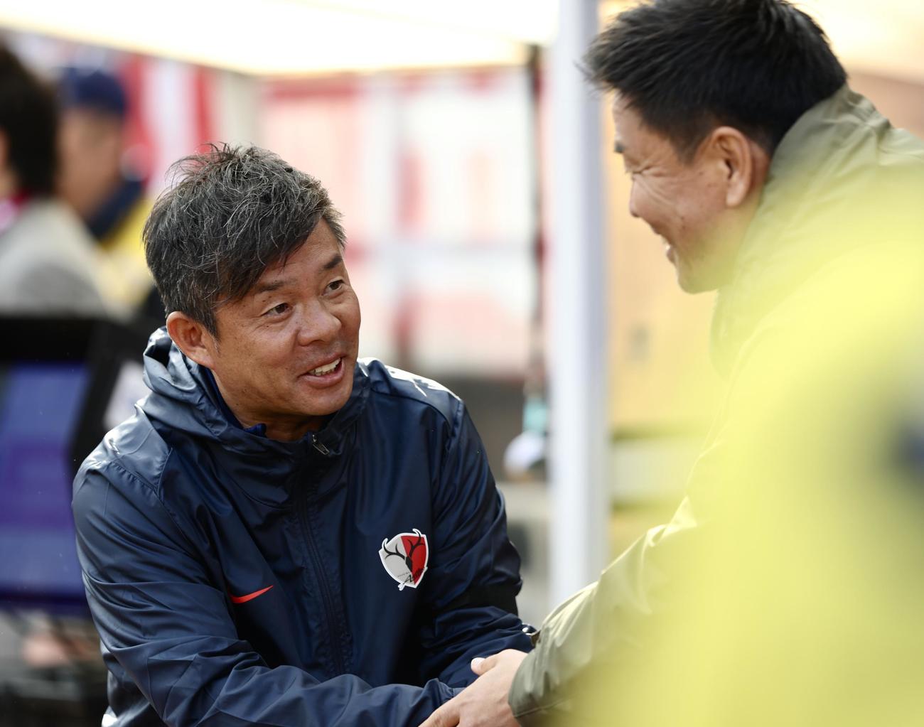 鹿島対横浜　開始前、横浜大島監督（右）と握手を交わす鹿島鬼木監督（撮影・河田真司）
