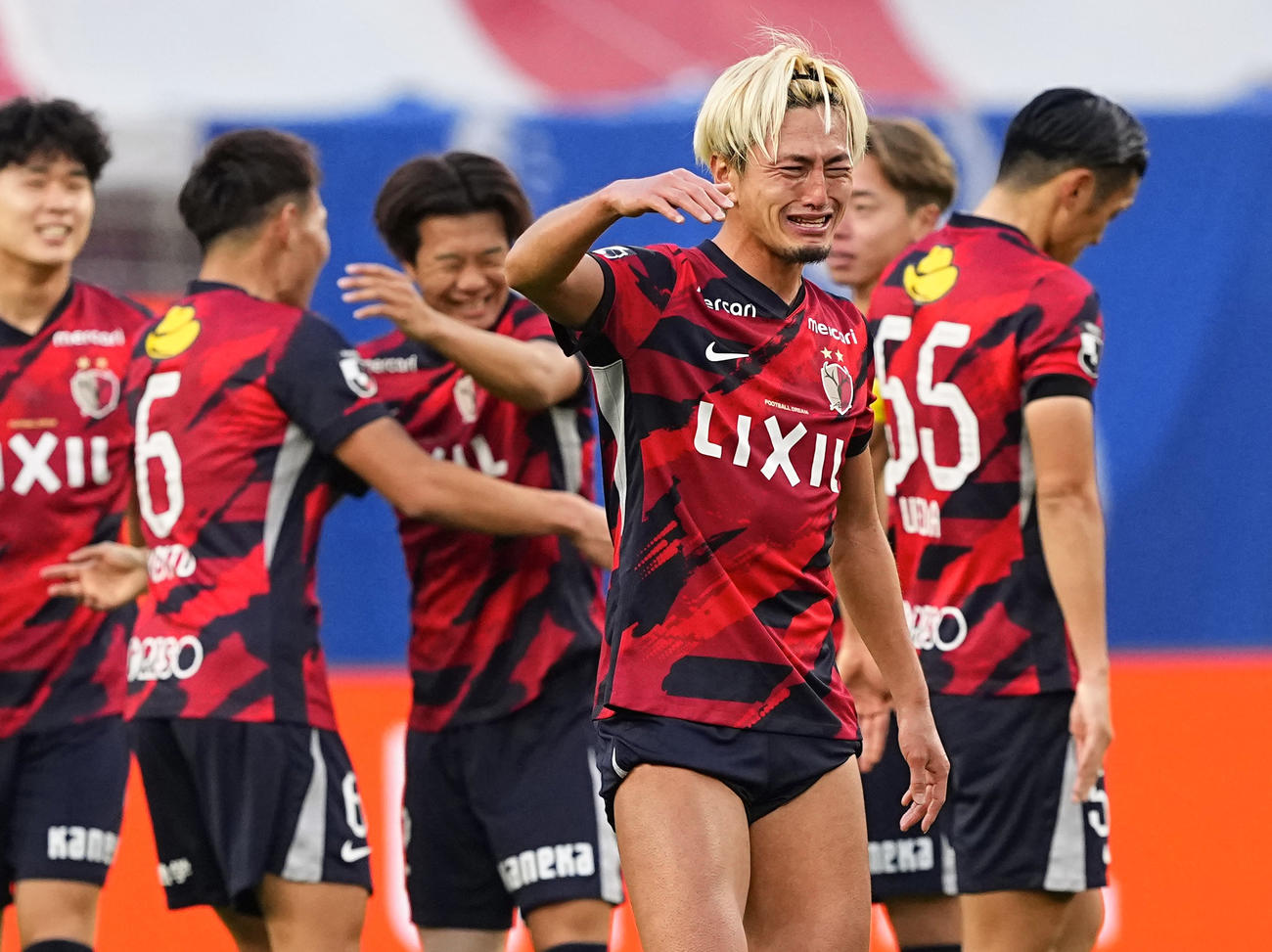 横浜Mを破り9年ぶり9度目の優勝を果たし、感極まる鹿島・鈴木（手前）（共同）