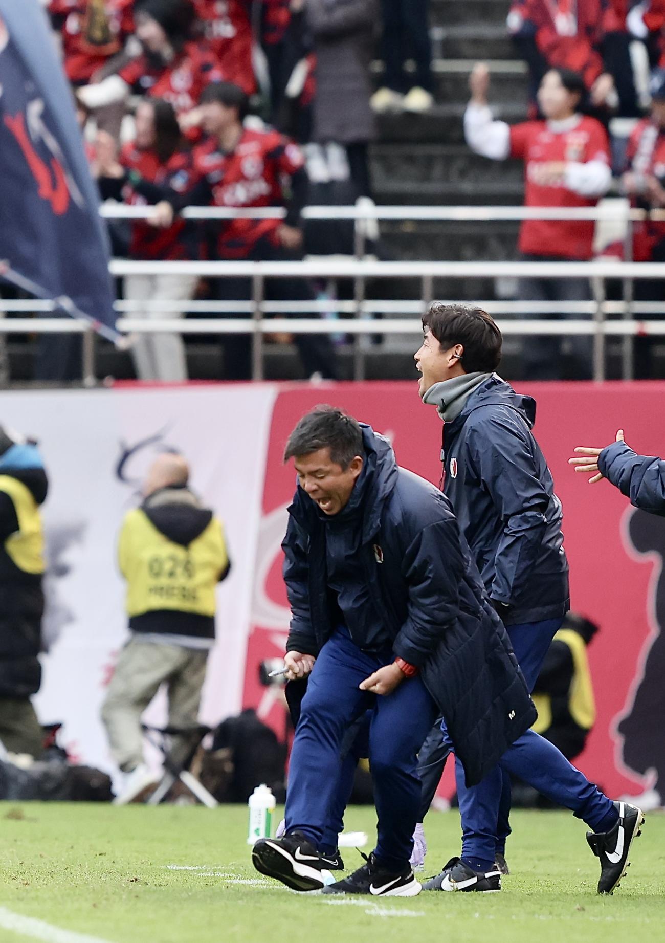 鹿島対横浜　後半、レオセアラのゴールにガッツポーズする鹿島鬼木監督（撮影・河田真司）
