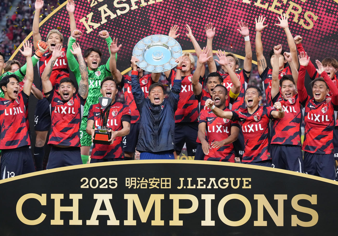 鹿島対横浜　リーグ優勝し、シャーレを掲げる鹿島鬼木監督（中央）（撮影・足立雅史）