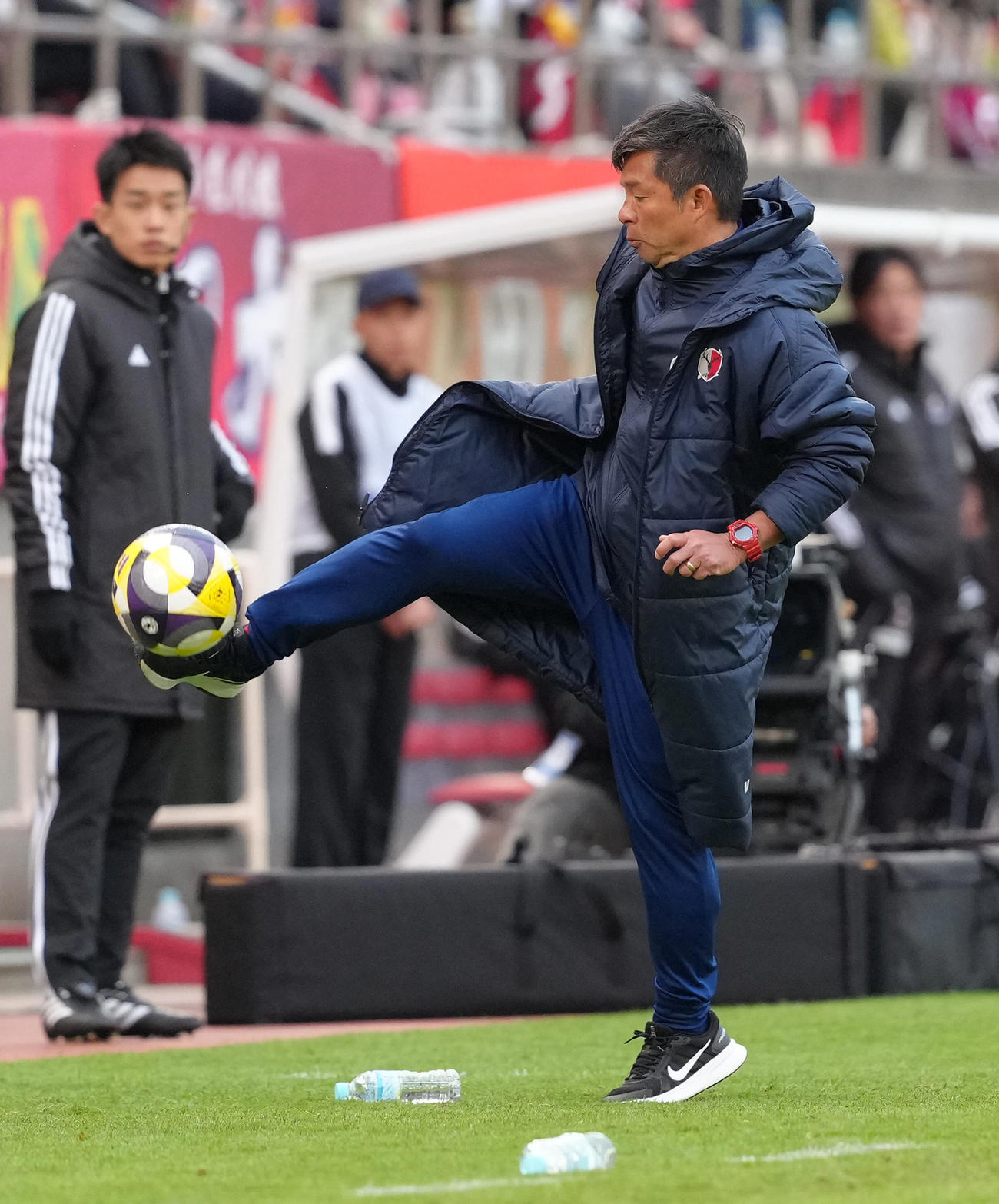 鹿島対横浜　後半、ボールを足で拾う鹿島鬼木監督（撮影・足立雅史）