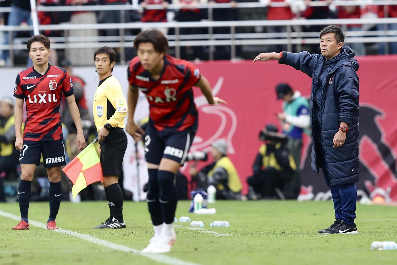 鹿島対横浜　後半、戦況を見守る鹿島鬼木監督（右）（撮影・河田真司）