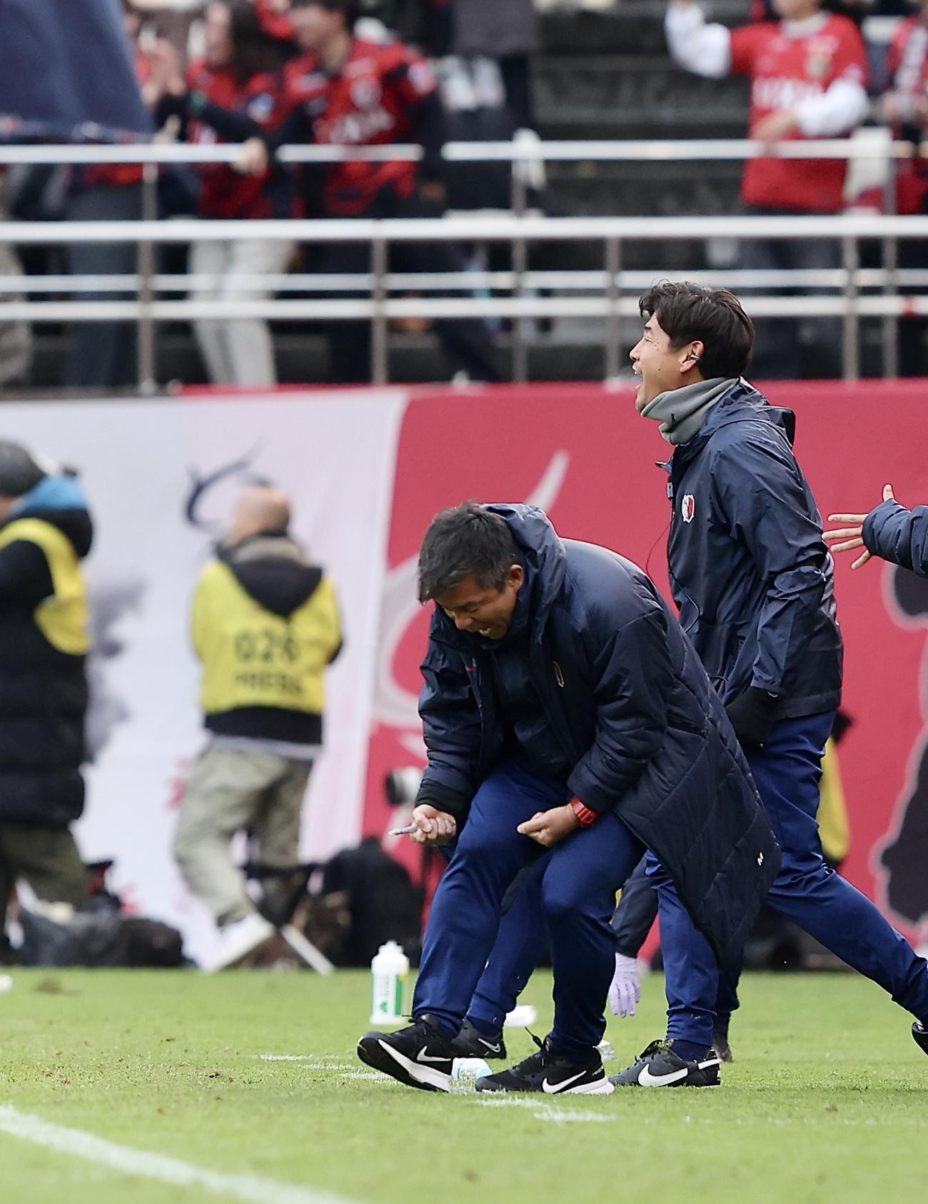 鹿島対横浜　後半、レオセアラがゴールを決めガッツポーズする鹿島鬼木監督（撮影・河田真司）
