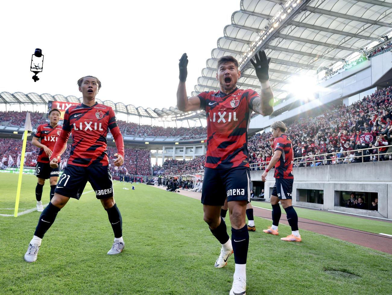 鹿島対横浜　前半、先制ゴールを決め雄たけびを上げる鹿島レオセアラ（右）（撮影・河田真司）