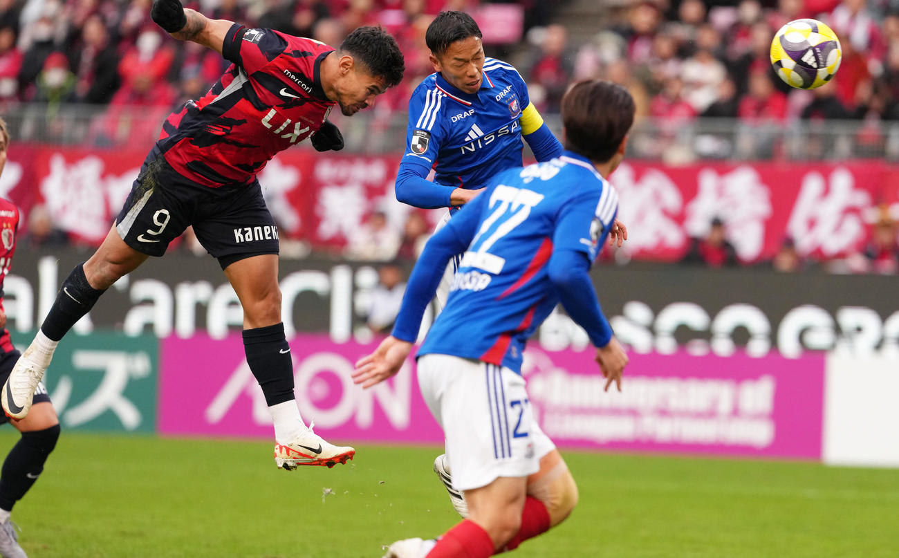 鹿島対横浜　後半、ヘディングで追加点を決める鹿島レオセアラ（左）（撮影・足立雅史）