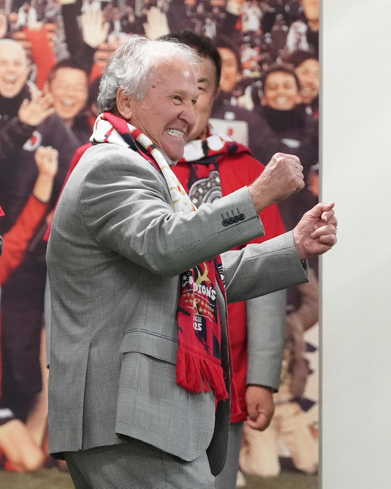 鹿島対横浜　ガッツポーズで選手らを迎えるジーコ氏（撮影・足立雅史）