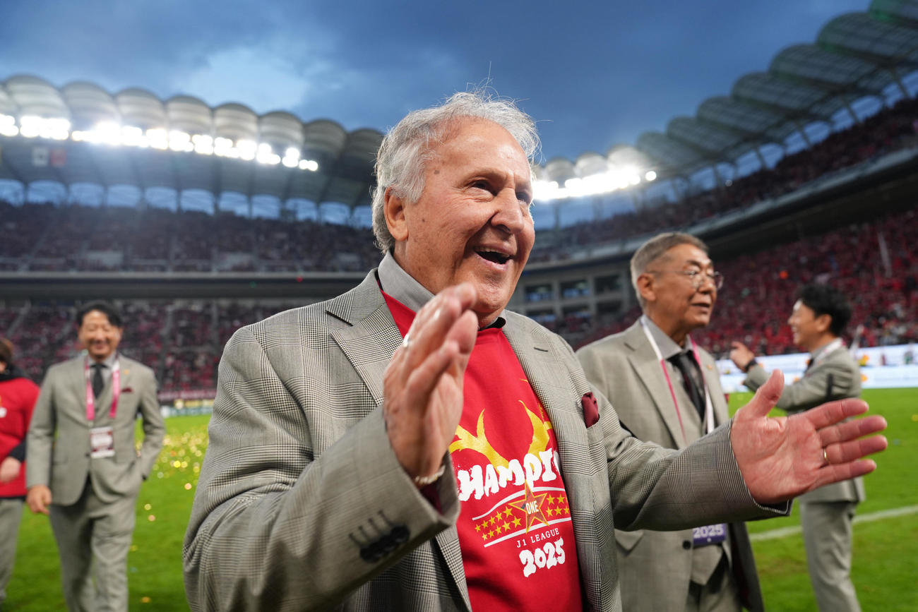 鹿島対横浜　鹿島のリーグ優勝に笑顔を見せるジーコ氏（撮影・足立雅史）