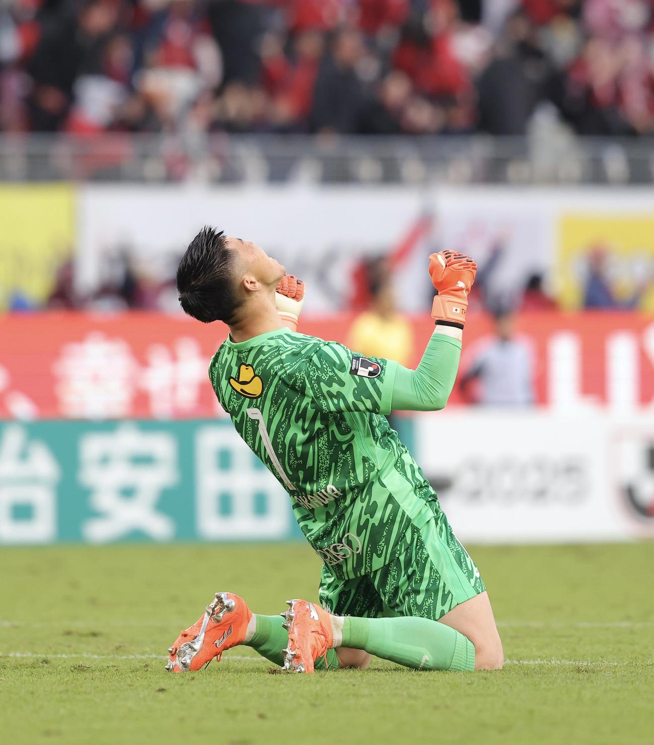 鹿島対横浜　横浜に勝利し優勝を決めガッツポーズする鹿島GK早川（撮影・河田真司）